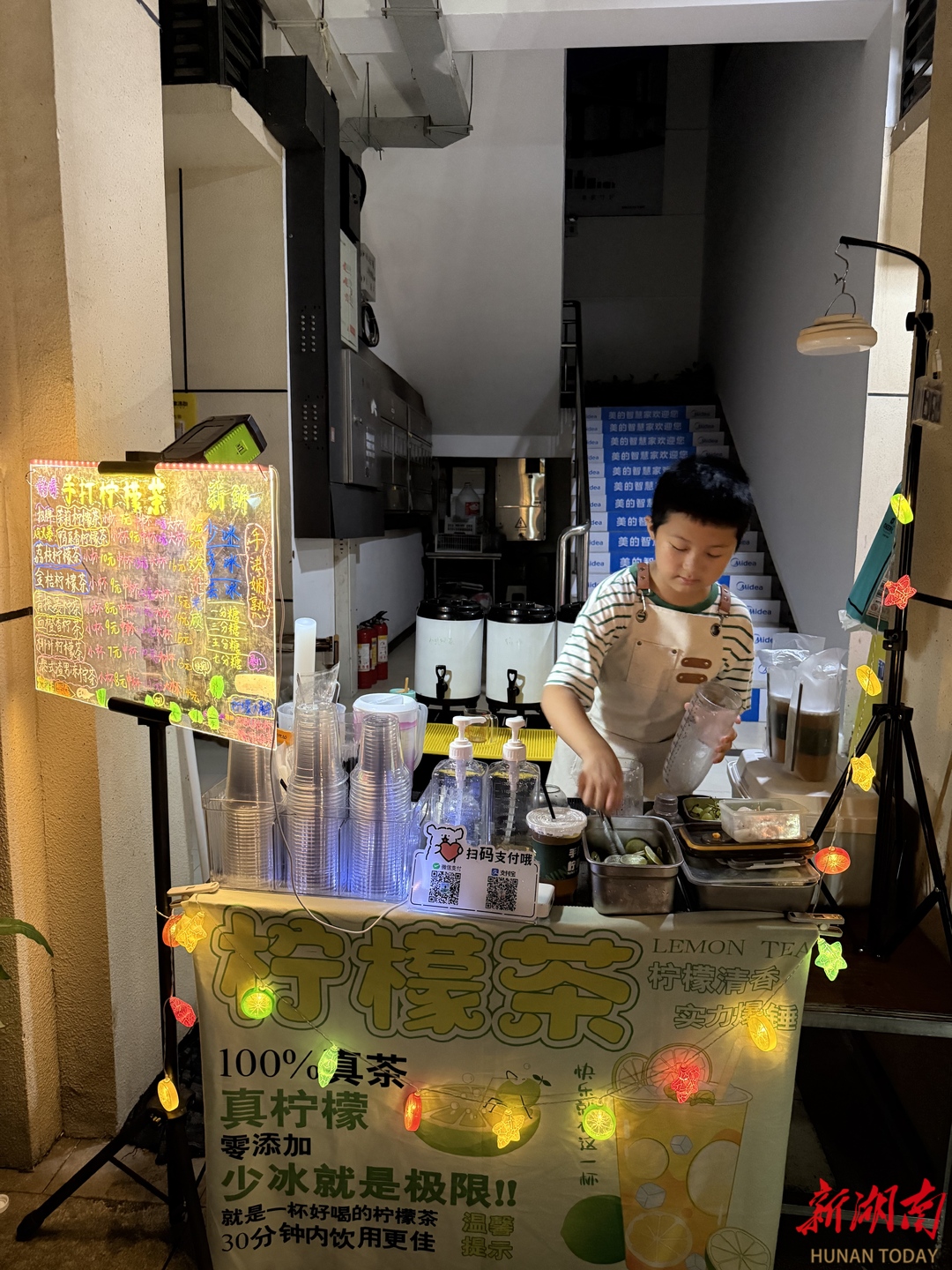 月入4000元，还“雇员工”！长沙10岁“小孩哥”摆摊火了