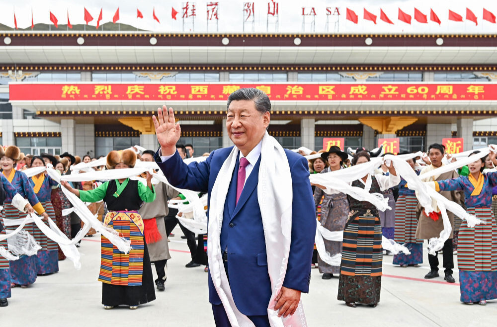 习近平率中央代表团抵达拉萨出席西藏自治区成立60周年庆祝活动