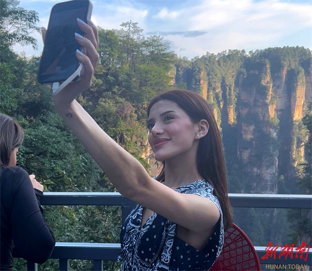Internet Celebrities from Middle East Explore Zhangjiajie