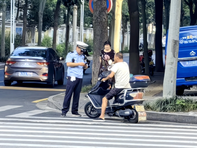  常德交警呼吁“騎士”戴頭盔、防傷害