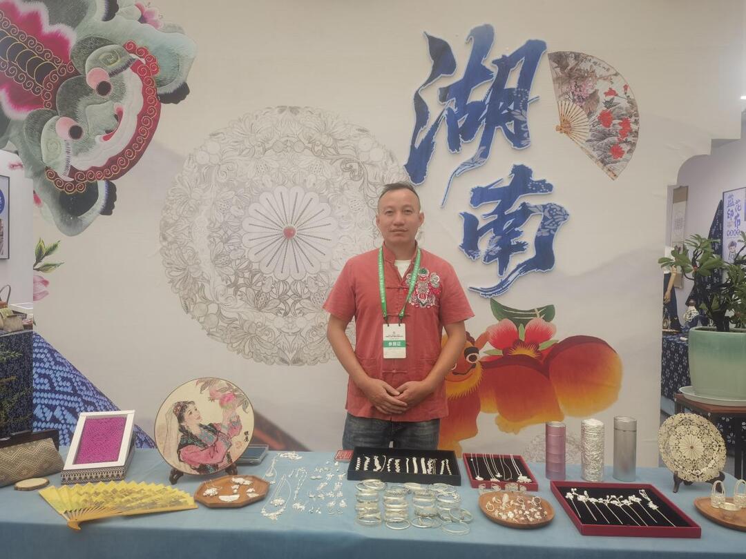 凤凰苗族银饰闪耀新疆非遗展示活动