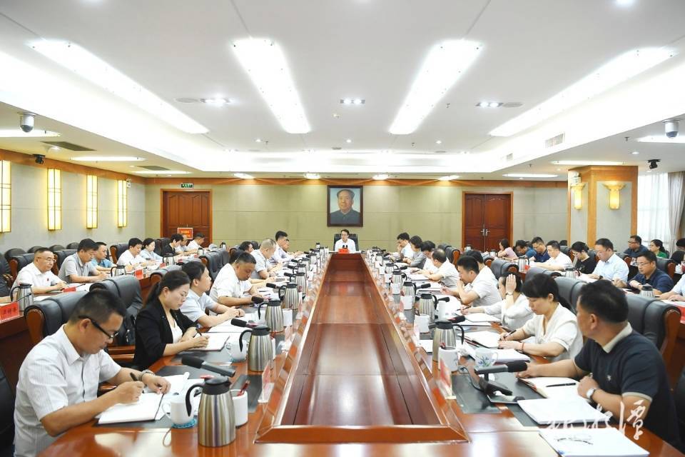 胡賀波主持召開湘潭市生態(tài)環(huán)境保護委員會全會暨全市環(huán)境空氣質(zhì)量達標攻堅和重點環(huán)境問題整改推進會