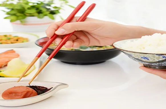血管堵沒堵，吃的很關(guān)鍵！7種“堵血管”食物要少吃，10種“護(hù)心”食物趕緊加進(jìn)菜單→