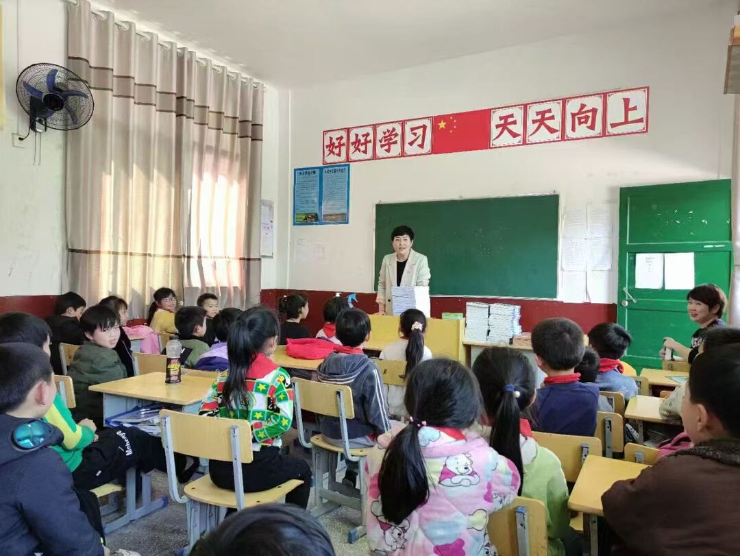 金龙村：一盏读书灯 照亮百余星