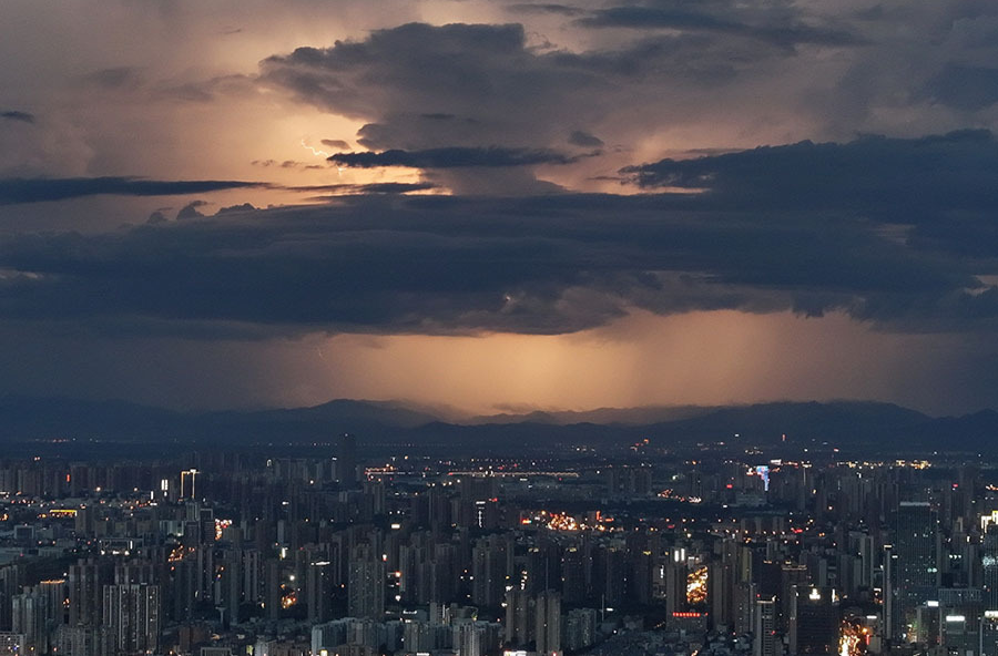 閃電照亮天際