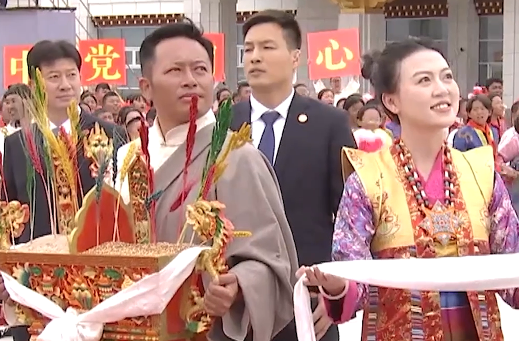 拾光纪·载歌载舞、气氛热烈！西藏各族群众欢迎习近平率中央代表团出席西藏自治区成立60周年庆祝活动