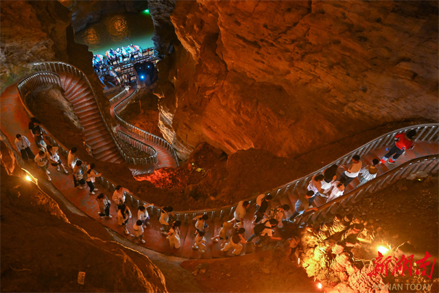 Tourists Enjoy Summer Retreat at Zhangjiajie Huanglong Cave