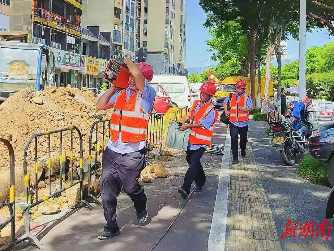 高溫下的“燃”動(dòng)身影丨用“溫度”對(duì)抗高溫 讓守護(hù)更有力量