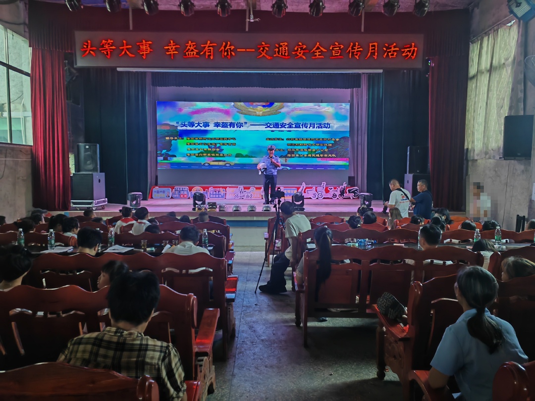 隆回：暑假演講賽聲徹文明鄉(xiāng)村 交警 “頭等大事 幸盔有你”宣傳深入人心