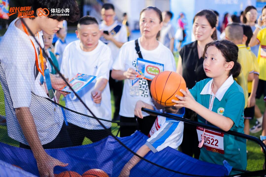 校长领跑，荧光夜闪 湖南湘江新区21所学校运动嘉年华点燃梅溪湖