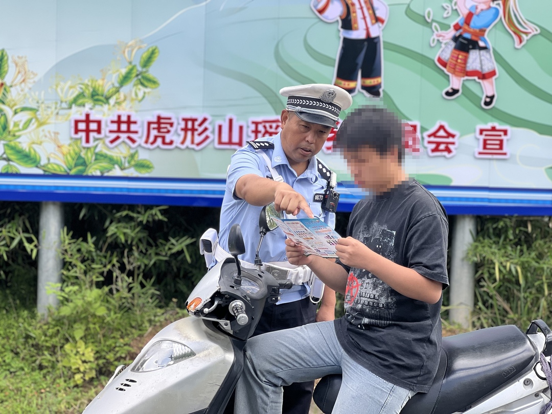 隆回交警：交通安全進(jìn)景區(qū) 筑牢平安風(fēng)“警”線