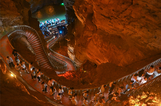 Tourists Enjoy Summer Retreat at Zhangjiajie Huanglong Cave
