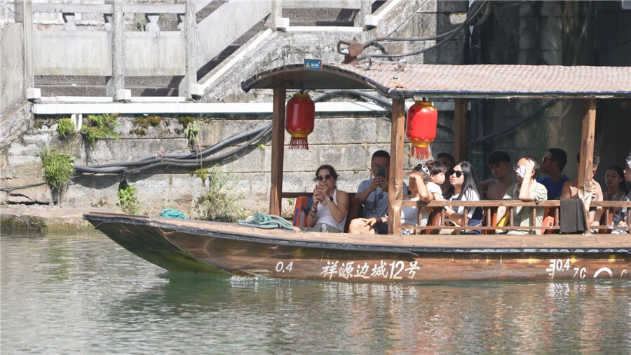 暑假尾声凤凰古城迎错峰游 游客打卡非遗与风光
