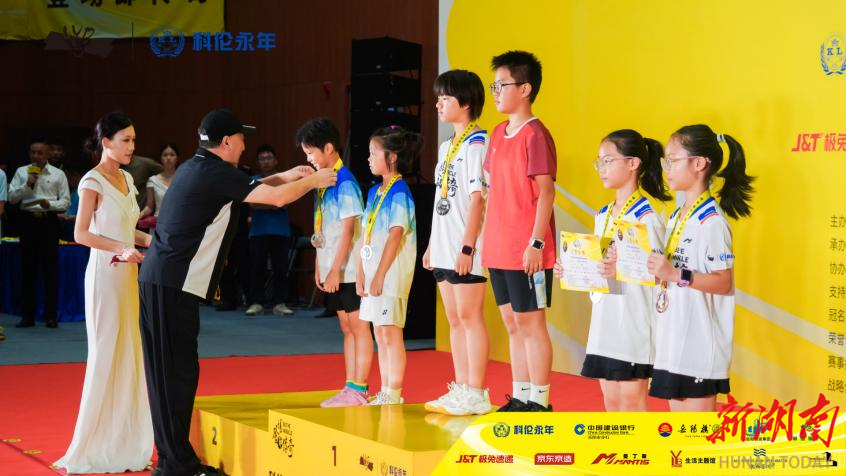 云梦逐羽，少年当“燃”！科伦永年杯·岳阳李永波羽毛球公开赛少年组颁奖仪式举行