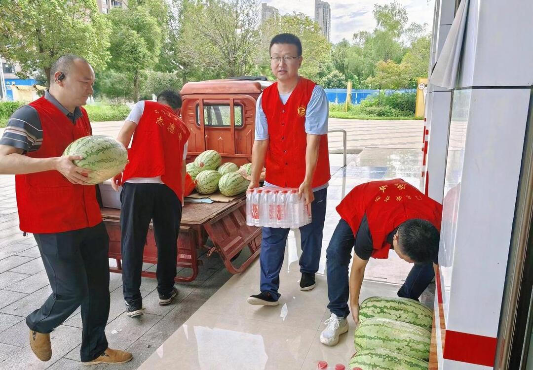 石門縣教育局：夏送清涼，情暖環(huán)衛(wèi)工