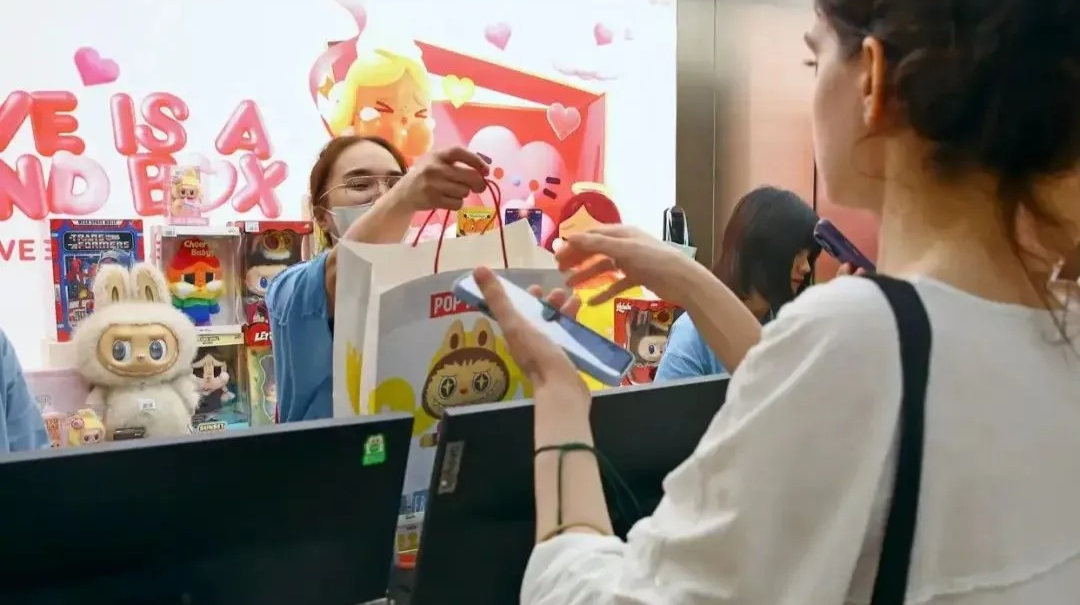 买LABUBU、找社交搭子，年轻人追求的“情绪价值”是啥？