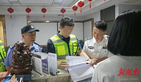 彭韬督导检查“一盔一带”专项整治工作
