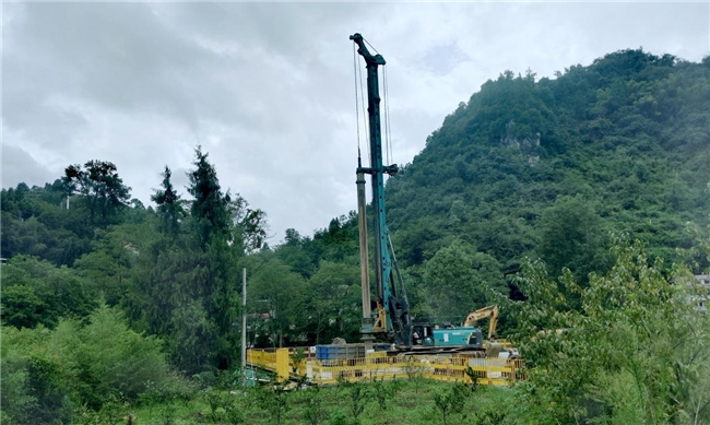 中铁三局铜吉项目跨沱江特大桥首桩开钻