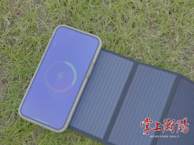 晒太阳就能给手机充电！南华大学团队创新研发一款柔性钙钛矿太阳能手机壳