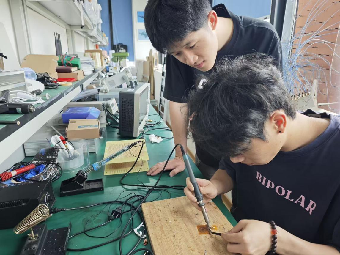 從車間少年到科創(chuàng)CEO，05后高職生以“貼紙?zhí)炀€”革新無(wú)人機(jī)通信