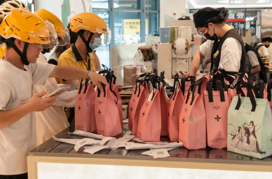 “秋天第一杯奶茶”，為何爆單？