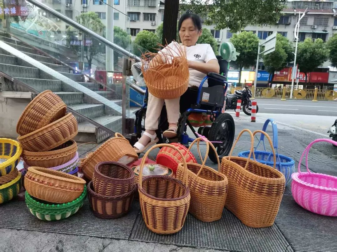 自学手艺，岳阳的她在轮椅上“编”出一个家