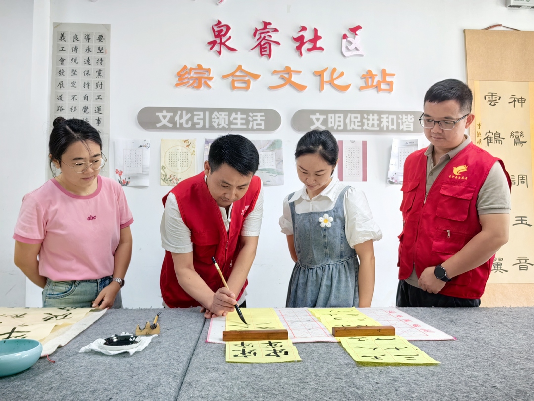 退役军人党员：以书法聚邻里情