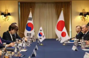 日本首相与到访的韩国总统举行会谈 讨论双边关系等问题