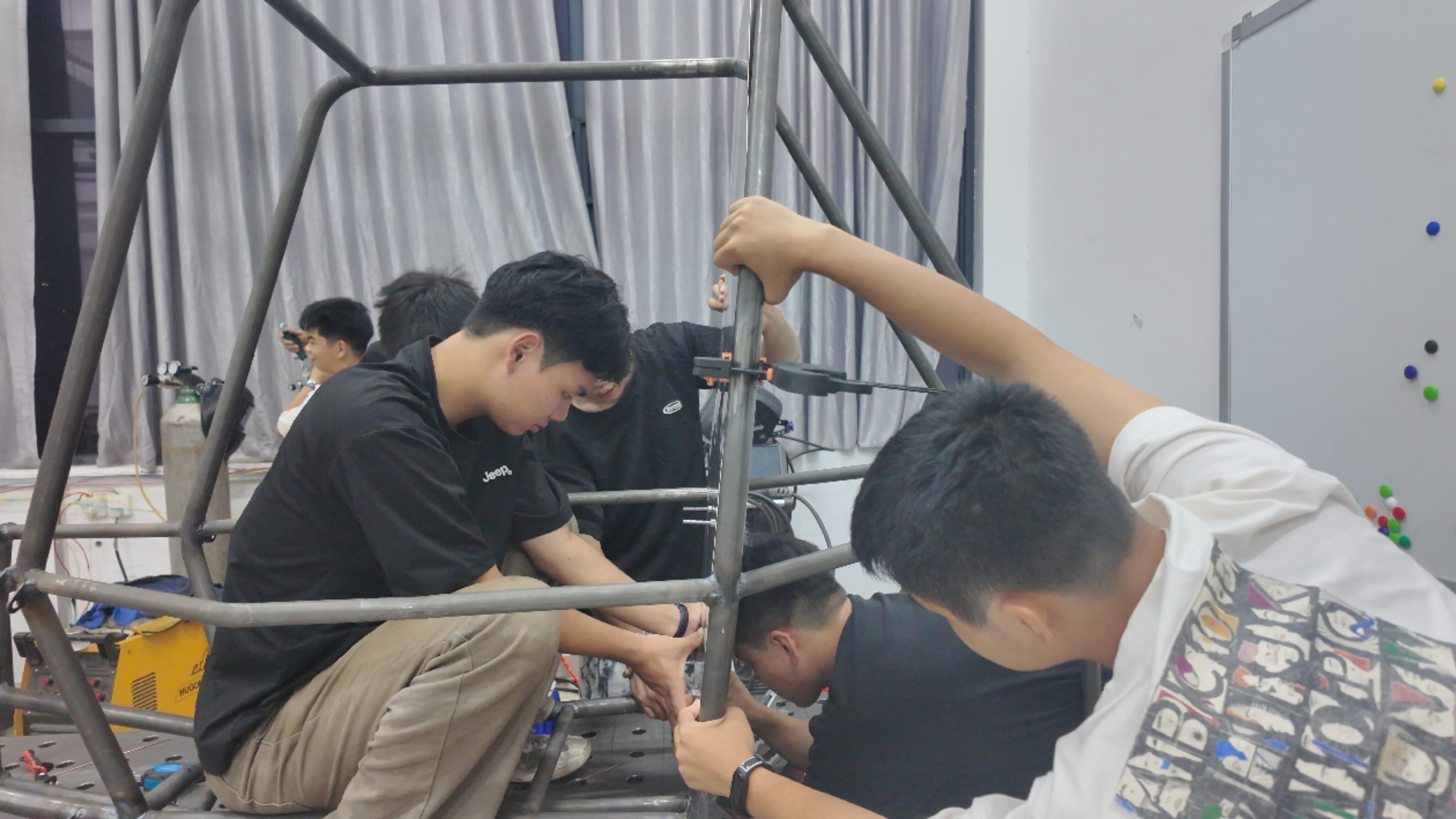 暑日造車忙！湖南汽車工程職業(yè)大學(xué)師生備戰(zhàn)2025年中國(guó)汽車工程學(xué)會(huì)巴哈大賽