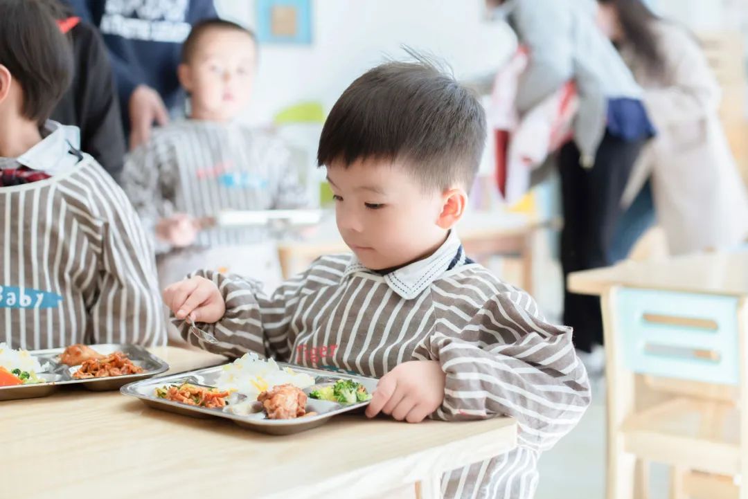 不用禁零食！家長(zhǎng)這樣做，孩子解饞又健康→
