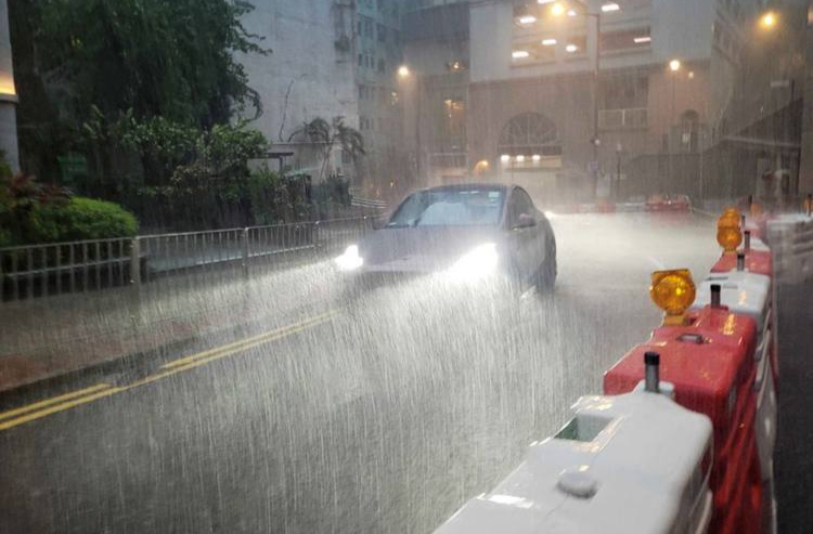 台风“剑鱼”生成，海南岛、广西南部等地有强风雨天气