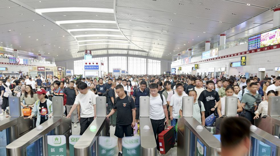 全国铁路暑运发送旅客破8亿人次