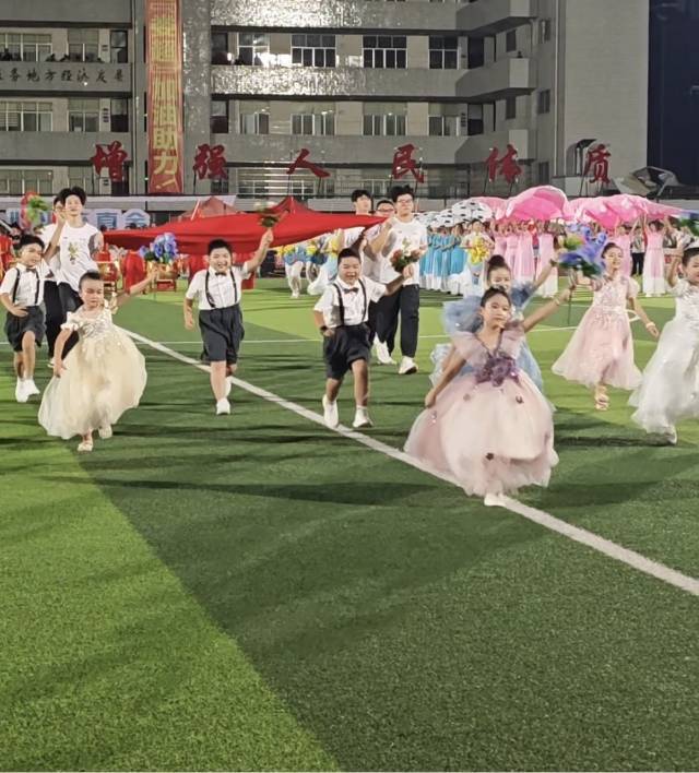 瘋狂的“婁超”｜“婁超”開幕表演卷成“春晚現(xiàn)場”