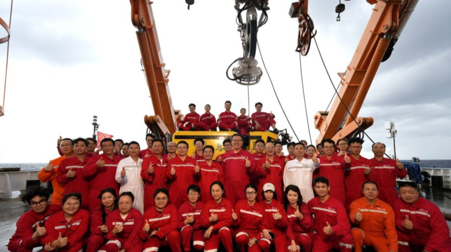 我国自主研制的6000米级深海无人遥控潜水器“海琴”号在南海成功海试