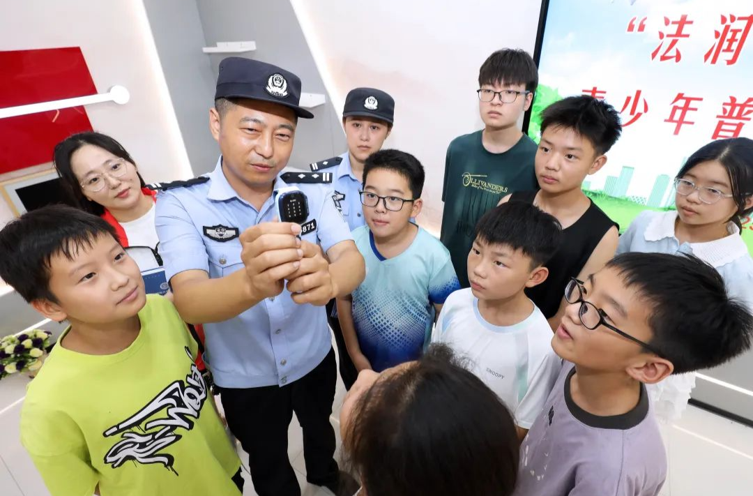 孩子戴表，家長(zhǎng)心累：電話(huà)手表真的護(hù)娃嗎？
