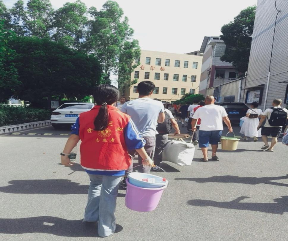 衡南三中“红马甲”志愿行暖心迎新生，传递校园正能量