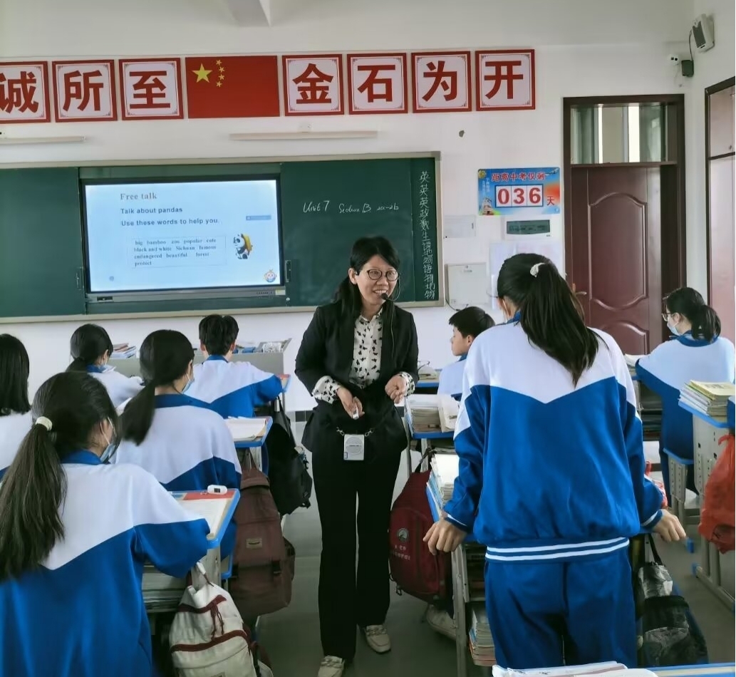 甘将青春沃乡土，无声润出桃李红