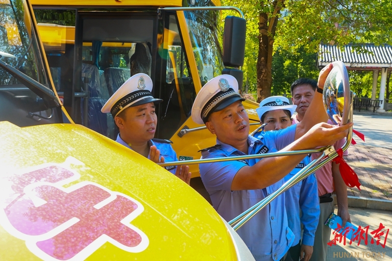 校車(chē)安檢迎開(kāi)學(xué)