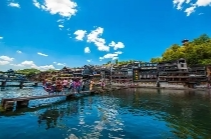 好評(píng)中國(guó)丨驕陽(yáng)似火，擋不住旅行者的腳步