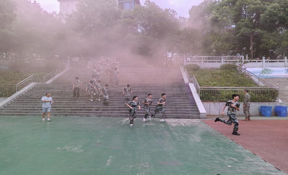邵陽(yáng)市第三中學(xué)開(kāi)展軍訓(xùn)新生應(yīng)急疏散演練與消防安全教育活動(dòng)