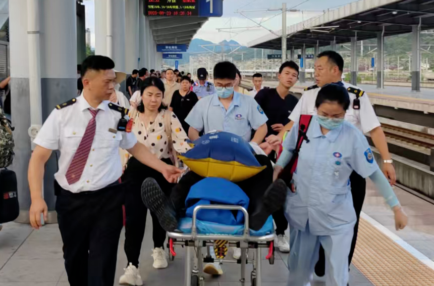 旅客突發(fā)疾病無法行動(dòng) 懷化南站緊急救援