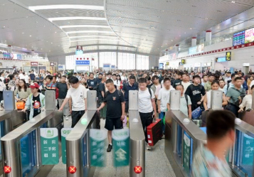 新華社消息丨全國鐵路暑運發(fā)送旅客破8億人次