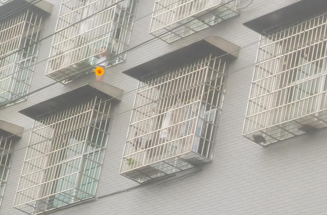 惊险！两岁幼童命悬一线 花垣公安紧急救援