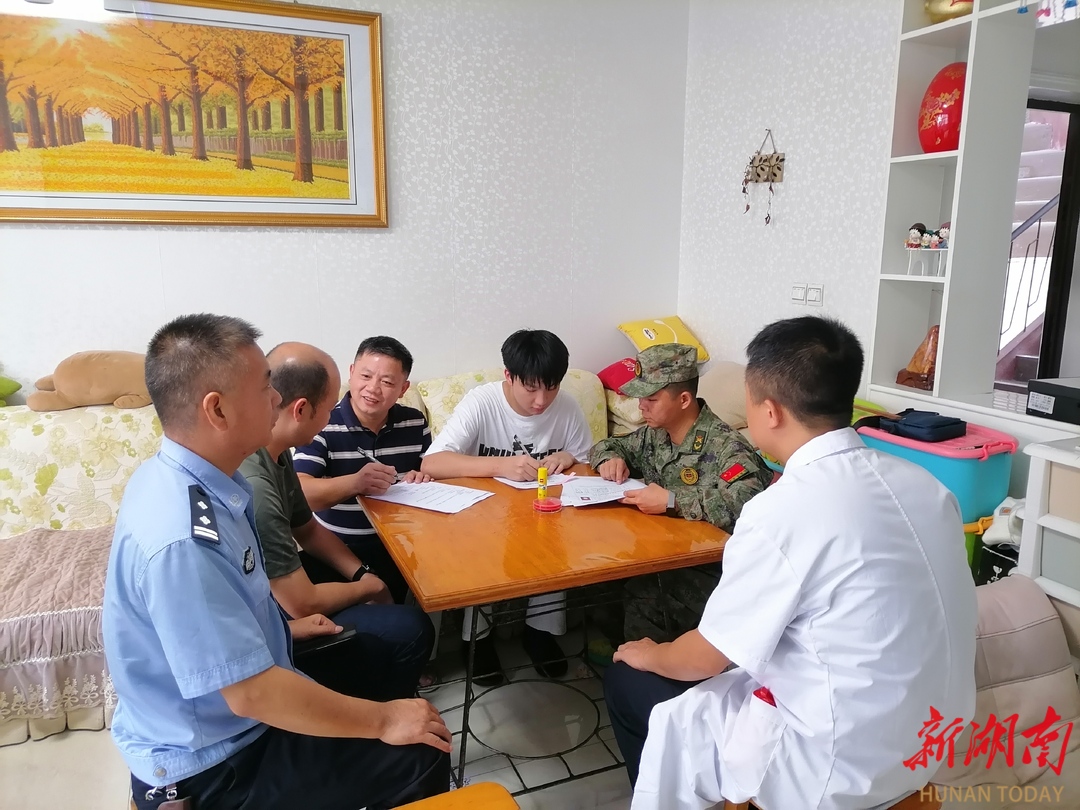 資興市唐洞街道：征兵家訪“面對(duì)面” 政審入伍“優(yōu)選優(yōu)”