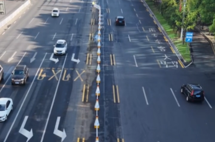“機(jī)器人式潮汐車道”上線 破解早高峰擁堵難題