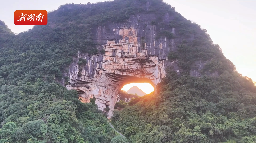 道县月岩风景区霞光映山峦