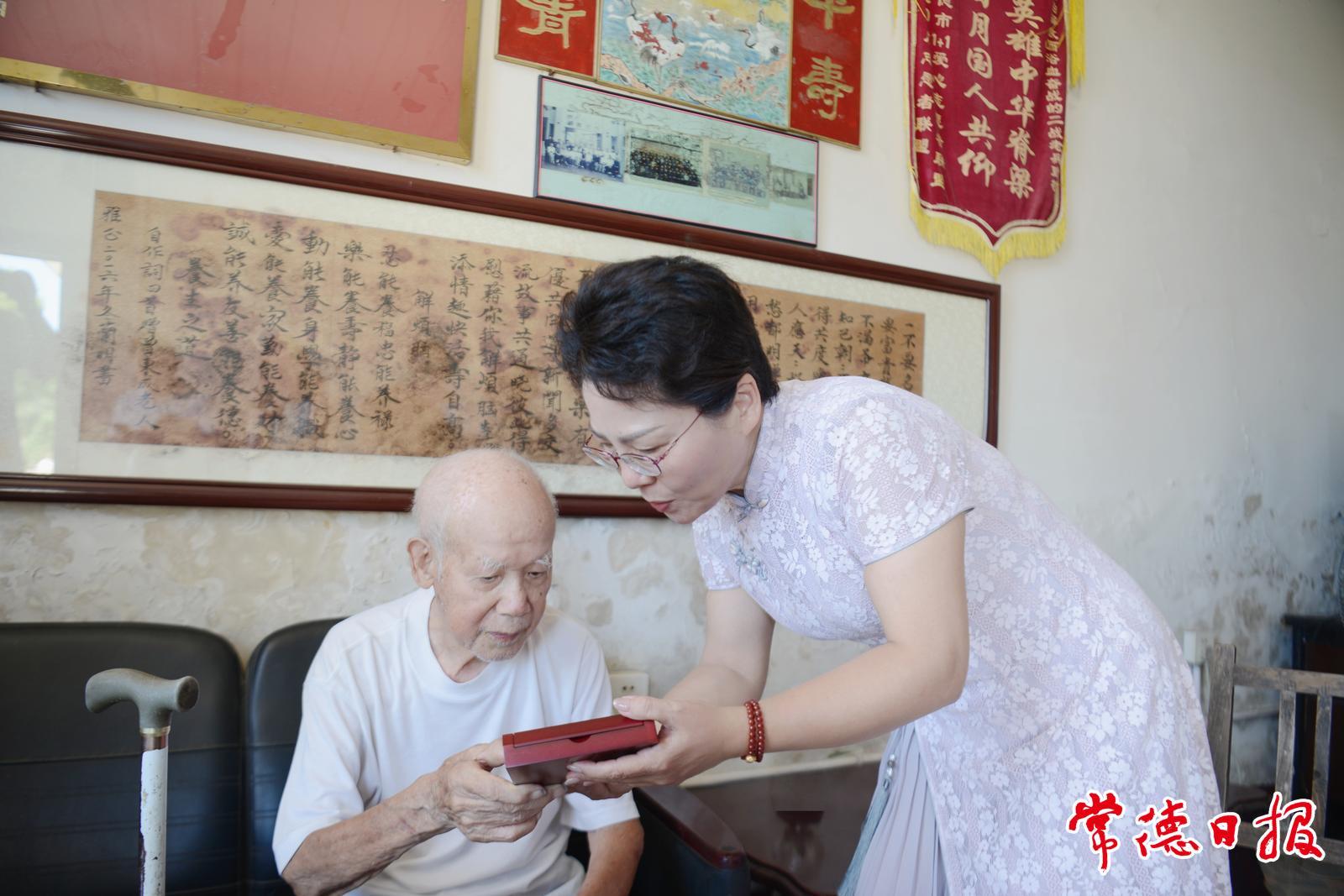3位常德抗戰(zhàn)老兵獲頒抗戰(zhàn)勝利80周年紀(jì)念章