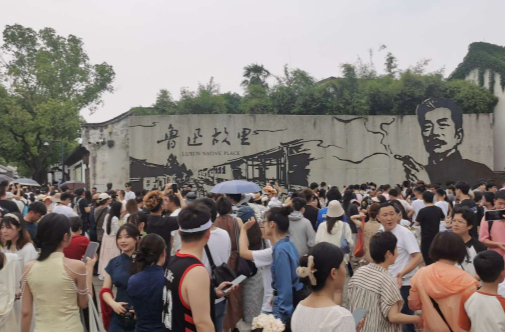 “魯迅夾煙墻畫”被投訴“誤導(dǎo)青少年”，景區(qū)回應(yīng)：景墻已落成22年，不輕易改變既有形象；投訴者已刪帖