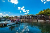 好評(píng)中國(guó)丨驕陽(yáng)似火，擋不住旅行者的腳步