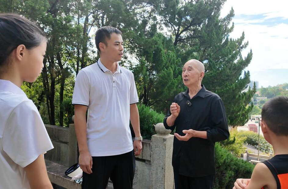 谒访左宗棠墓，追英雄星传爱国魂